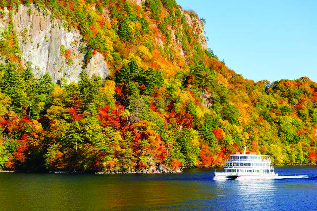 紅葉に包まれ鮮やかな表情を見せる。